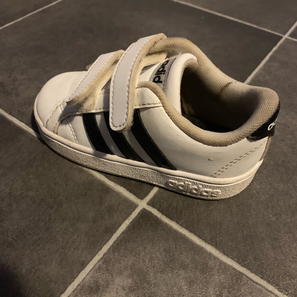 Addidas boys toddler white and black size 6k